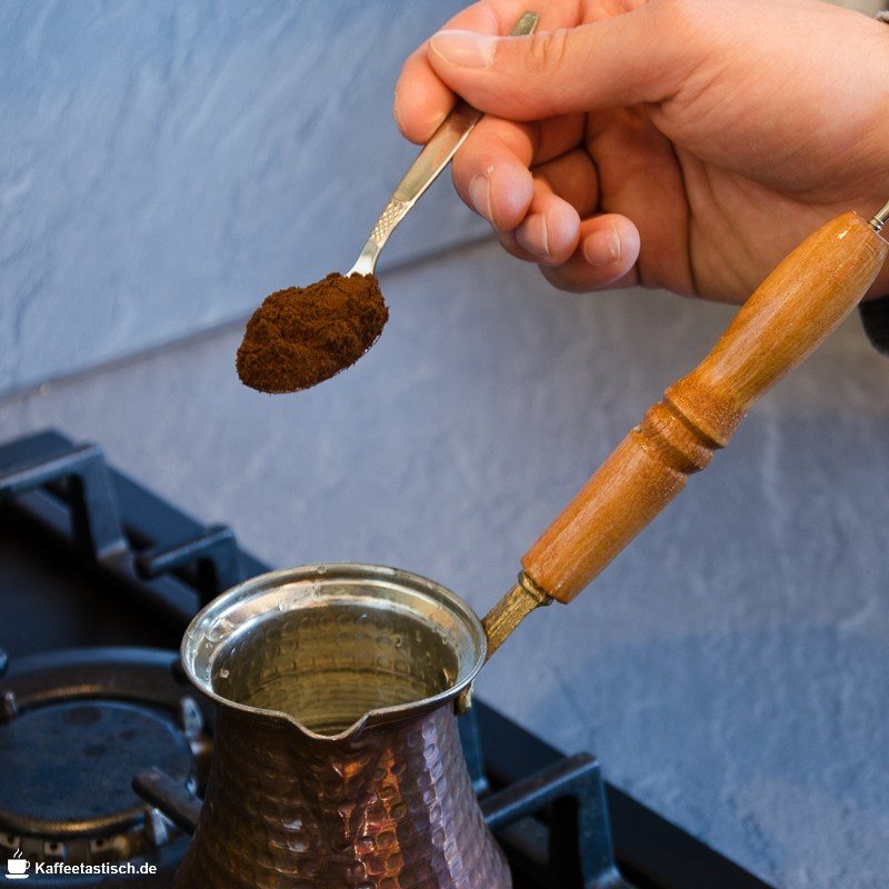 Anleitung türkischer mokka zubereitung kaffeepulver hinzufügen