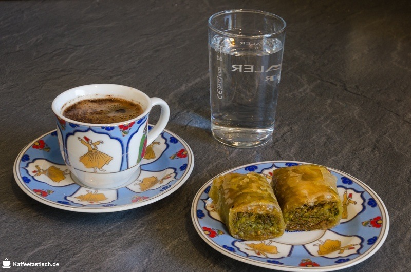 Anleitung türkischer mokka zubereitung mit wasser und baklava servieren