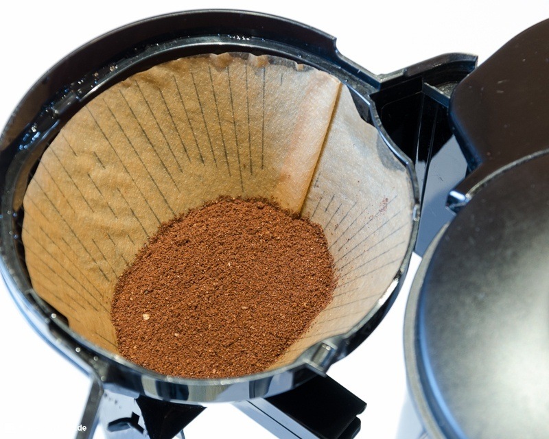Filterkaffee kochen Anleitung Filterkaffeemaschine kaffeepulver einfüllen