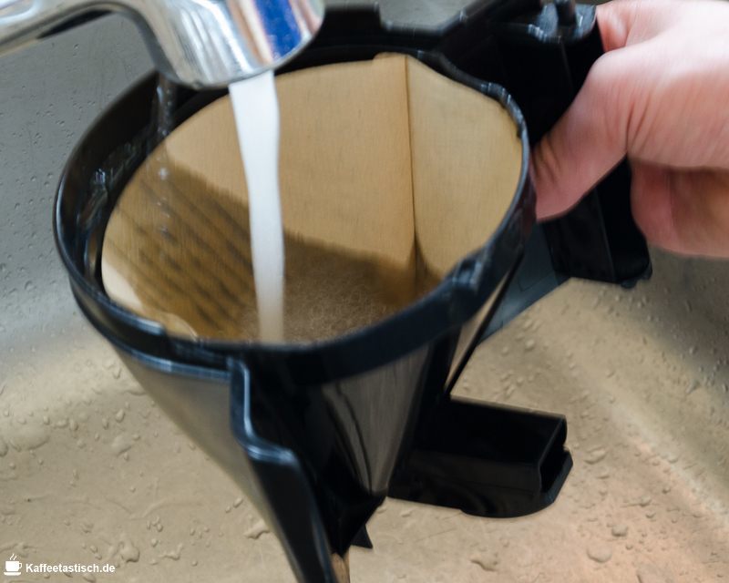 Filterkaffee kochen Anleitung Filterkaffeemaschine papierfilter ausspülen