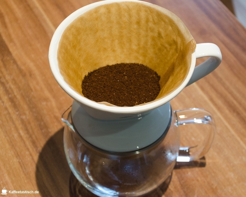 filterkaffee zubereiten mit handfilter kaffeepulver einfüllen