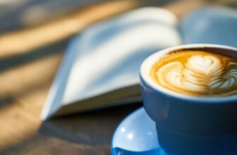 Kaffee steht vor buch