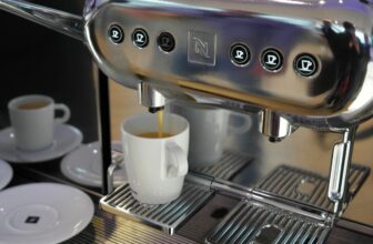 Kaffeemaschine bereitet Kaffee zu