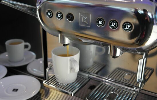 Kaffeemaschine bereitet Kaffee zu