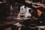 Entschlüsseln Sie die Geheimnisse von Kaffee in Barista-Qualität zu Hause mit einem Kaffeehalbautomaten